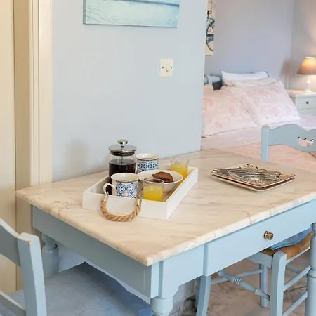 Daire Aloe Studios, Waterfront